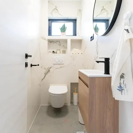 Daire Strelitzia With Jacuzzi Split