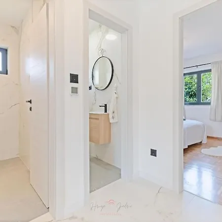 Strelitzia With Jacuzzi 斯普利特