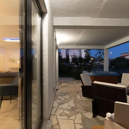 Strelitzia With Jacuzzi