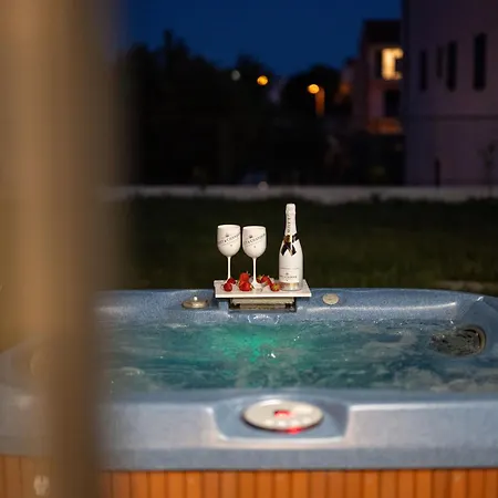 Daire Strelitzia With Jacuzzi