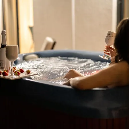 Strelitzia With Jacuzzi Daire *