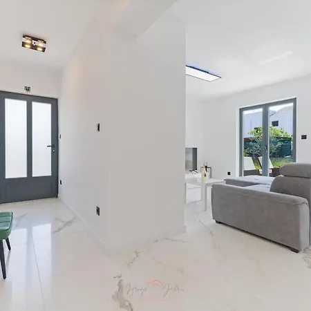 Strelitzia With Jacuzzi Apartment Split