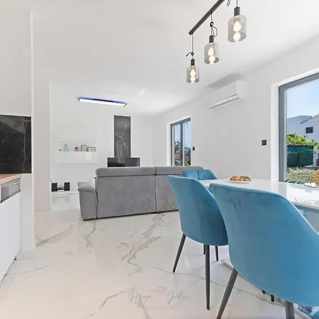 Strelitzia With Jacuzzi Apartament