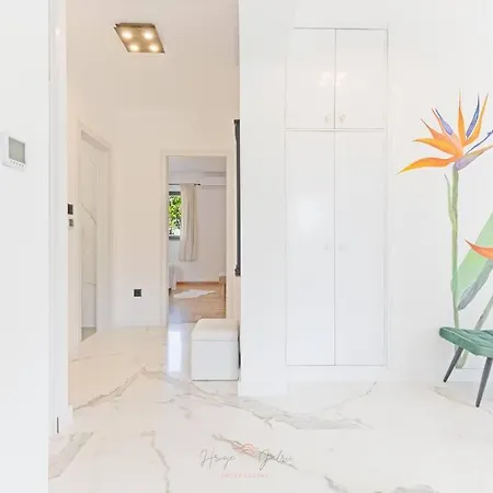 Strelitzia With Jacuzzi Apartment *