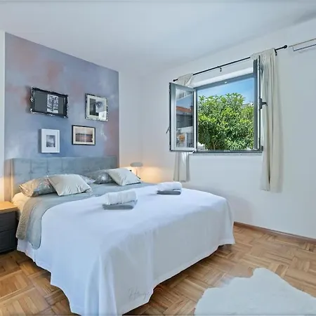 Strelitzia With Jacuzzi Apartment Split