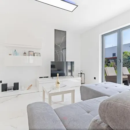 Strelitzia With Jacuzzi Apartment