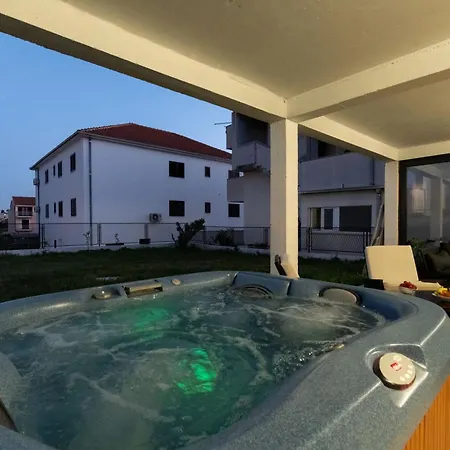 Strelitzia With Jacuzzi Apartment *