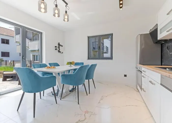 Strelitzia With Jacuzzi Apartment Split