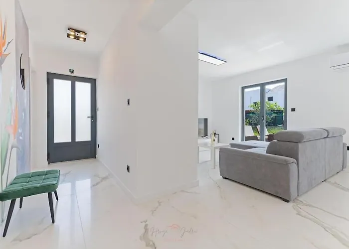 Strelitzia With Jacuzzi Apartment Split