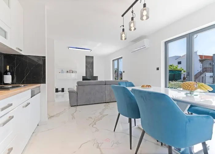 Strelitzia With Jacuzzi Apartment