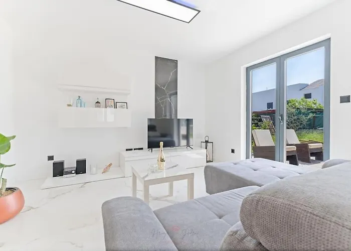 Strelitzia With Jacuzzi Apartament