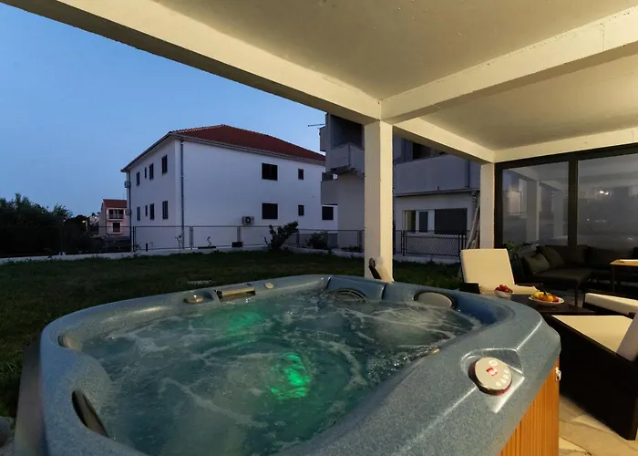 Strelitzia With Jacuzzi Apartament *