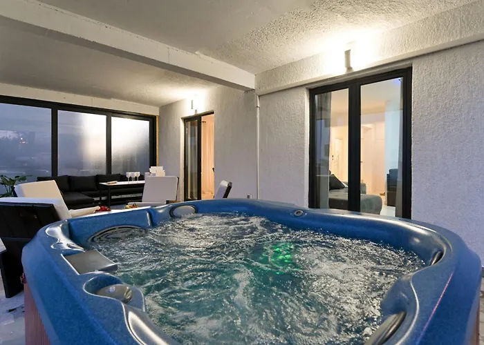 Strelitzia With Jacuzzi