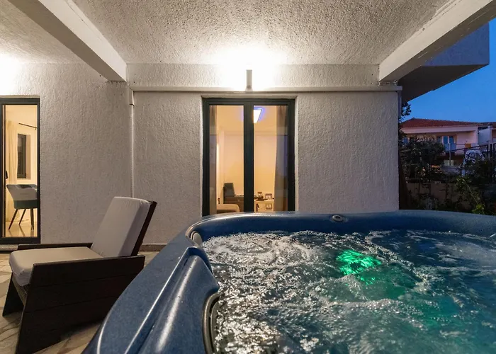 Strelitzia With Jacuzzi Apartment