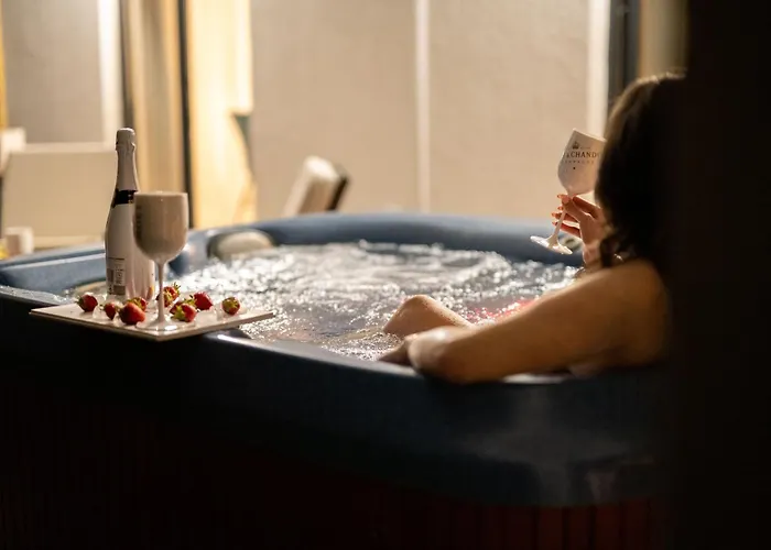 Strelitzia With Jacuzzi Apartament *